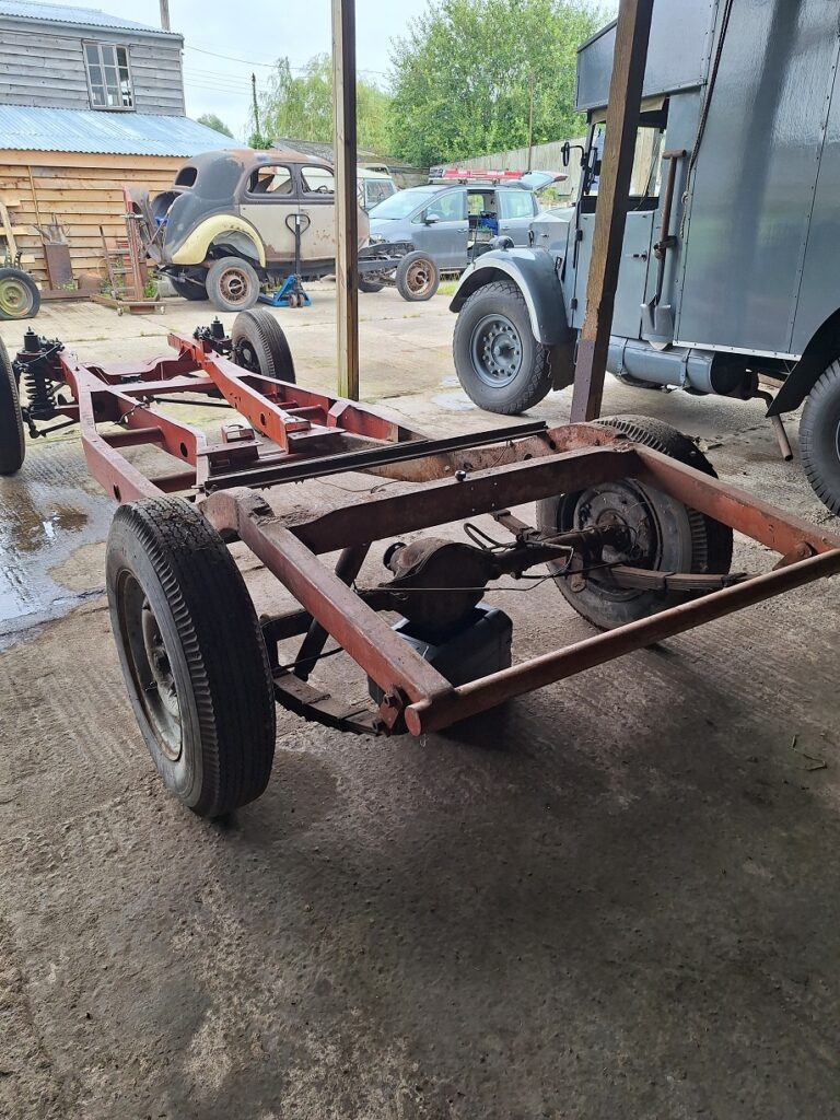 Draining diff oil ready for turning chassis on its side. Looked reasonably clean.