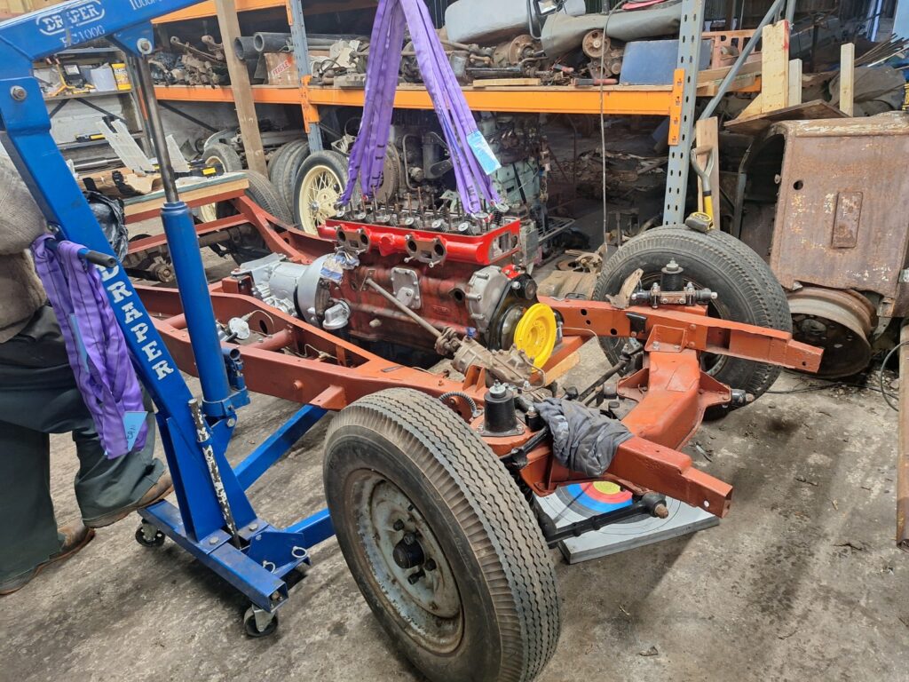 Lifting cylinder head in