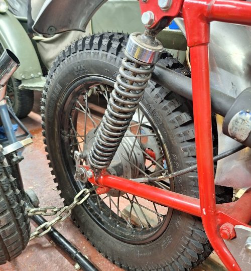 Longer shocks to increase wheel to mudguard clearance
