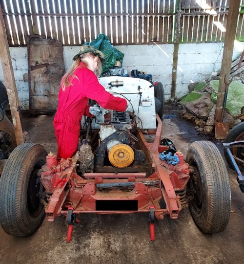 Assistant removing head studs